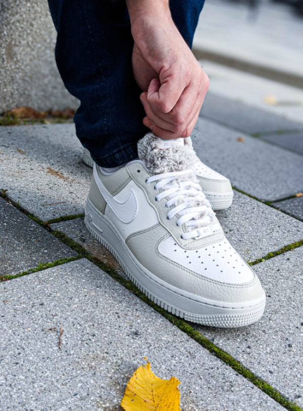 Sepatu Sneakers dengan Lapisan Bulu di Lidah Sepatu